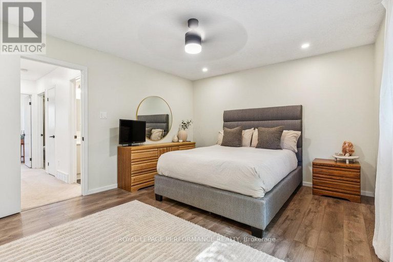 28749249/68-1732-shamandura-lane/orleanssunridge/ottawa/ontario/K1C6Z9_28