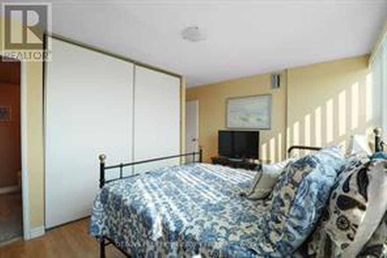 29078374/913-555-brittany-drive/viscount-alexander-park/ottawa/ontario/K1K4C5_16