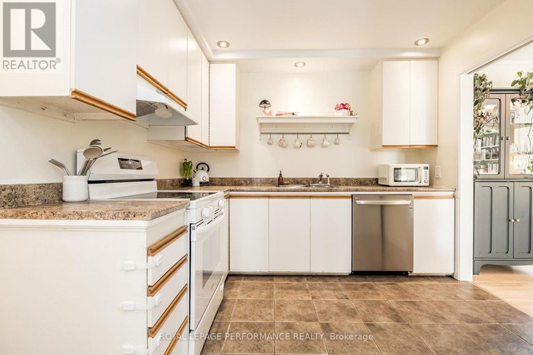 28688140/3038-southmore-drive-e/riverside-park-south/ottawa/ontario/K1V6Z4_18