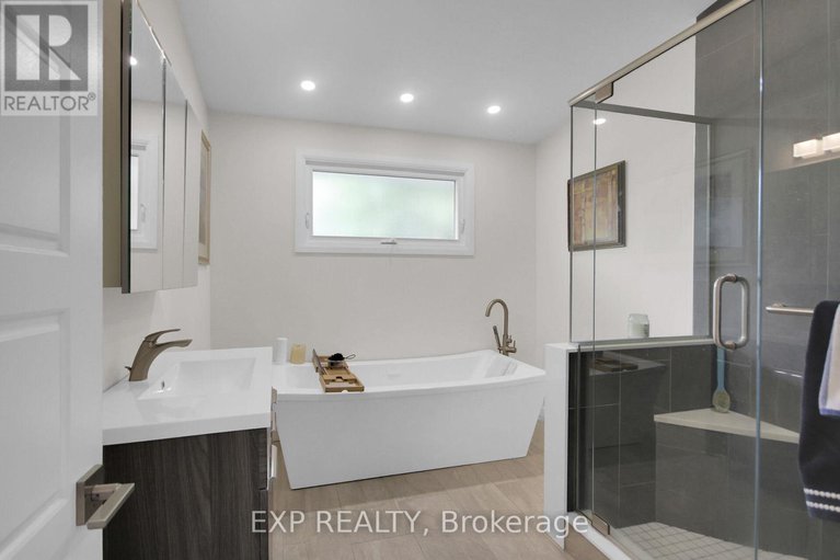 28339228/1447-maxime-street/pineview/ottawa/ontario/K1B4E7_13