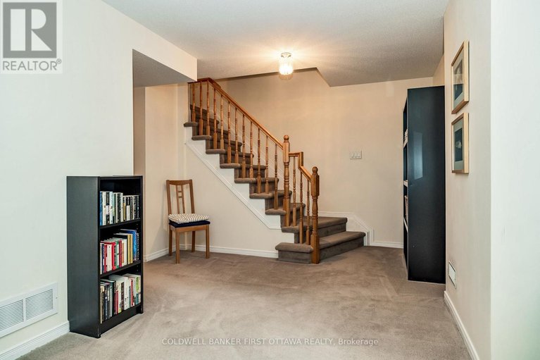 29452271/389-wiffen-private/westcliffe-estates/ottawa/ontario/K2H1G4_14