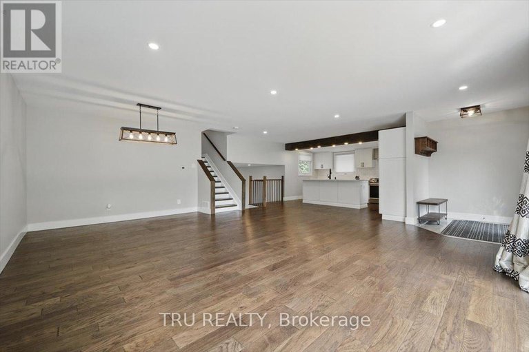 28427630/2114-balharrie-avenue/hawthorne-meadows/ottawa/ontario/K1G1G5_7