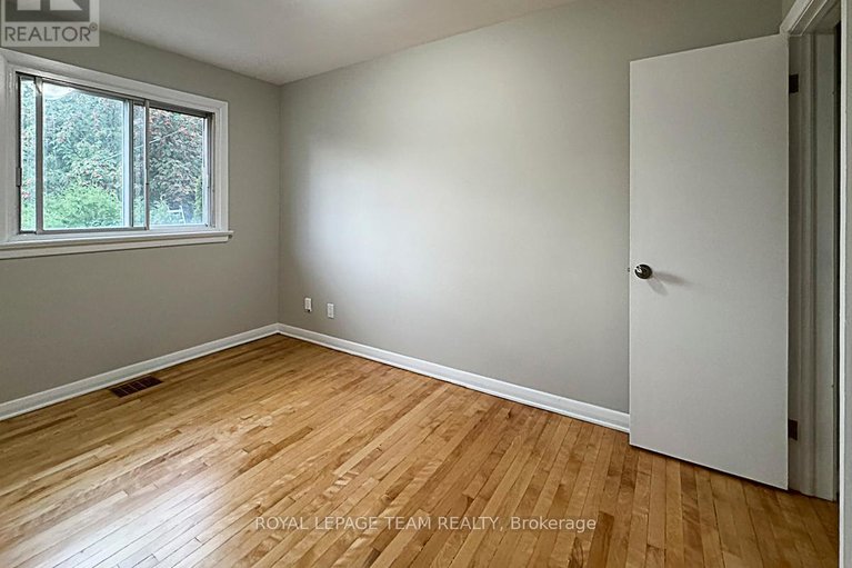 28916019/70-crownhill-street/cardinal-heights/ottawa/ontario/K1J7K8_12