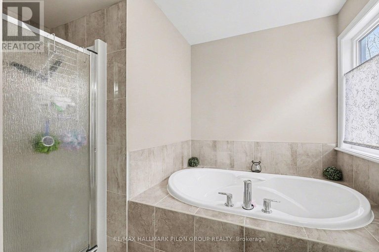 29445572/845-contour-street/mer-bleuebradley-estatesanderson-park/ottawa/ontario/K1W0G6_25