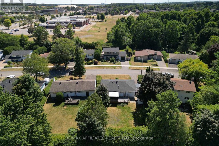 28771604/17-canfield-road/sheahan-estatestrend-village/ottawa/ontario/K2H5S7_38