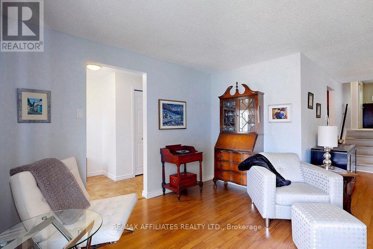 28586266/22-red-maple-crescent/blackburn-hamlet/ottawa/ontario/K1B3Z4_7