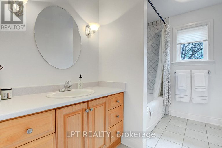 28311107/10a-ashburn-drive/borden-farmstewart-farmcarleton-heightsparkwood-hills/ottawa/ontario/K2E6N3_39