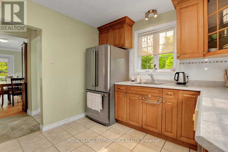 28439854/583-donald-street/overbrookcastle-heights/ottawa/ontario/K1K1L5_9