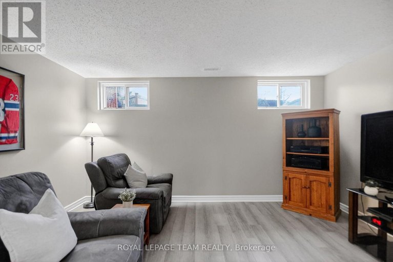 29608683/8-gowrie-drive/glencairnhazeldean/ottawa/ontario/K2L2S4_35