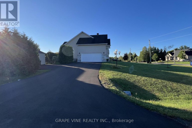 28831999/5607-maklynne-way/vars-village/ottawa/ontario/K0A3H0_2