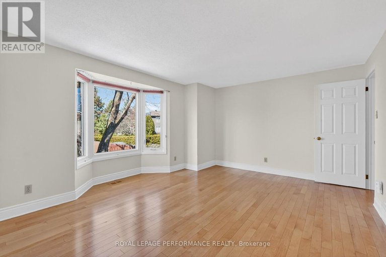 29643949/13-valley-ridge-street/borden-farmstewart-farmcarleton-heightsparkwood-hills/ottawa/ontario/K2E7W1_26