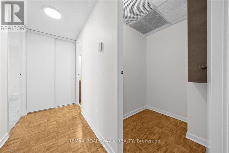 29678878/702-20-the-driveway-drive/ottawa-centregolden-triangle/ottawa/ontario/K2P1C8_17