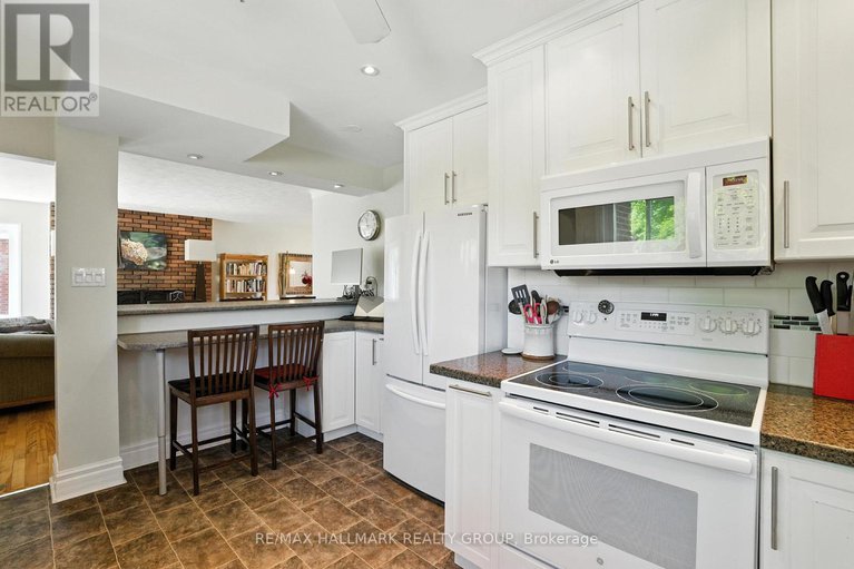 28649205/487-wolffdale-crescent/overbrookcastle-heights/ottawa/ontario/K1K1N6_9