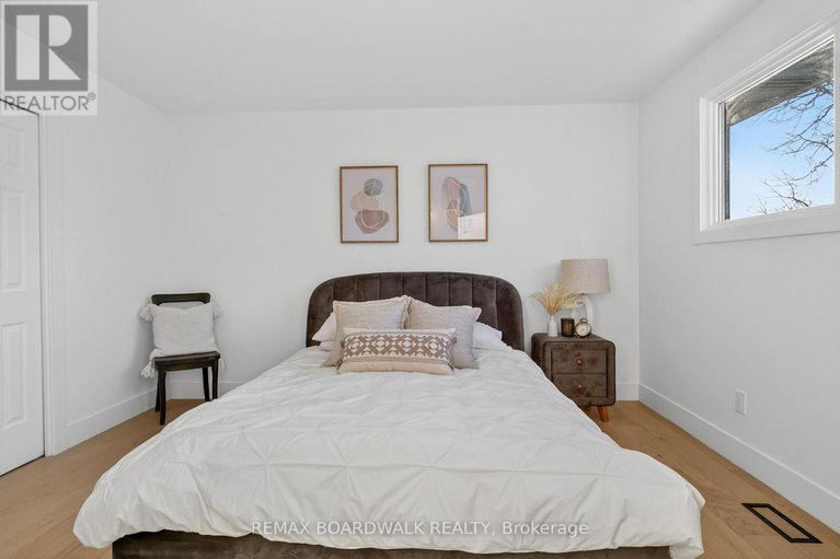 29437074/38-courtney-road-w/glencairnhazeldean/ottawa/ontario/K2L1L8_23