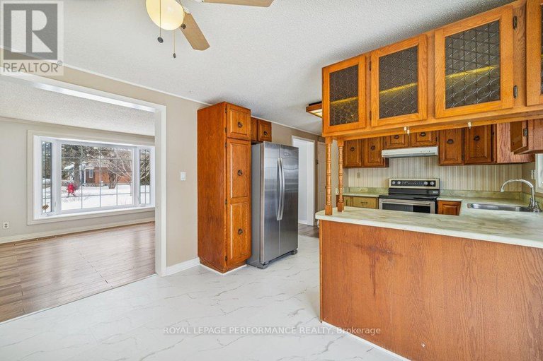 29377761/348-amiens-street/bilberry-creekqueenswood-heights/ottawa/ontario/K1E1N9_10