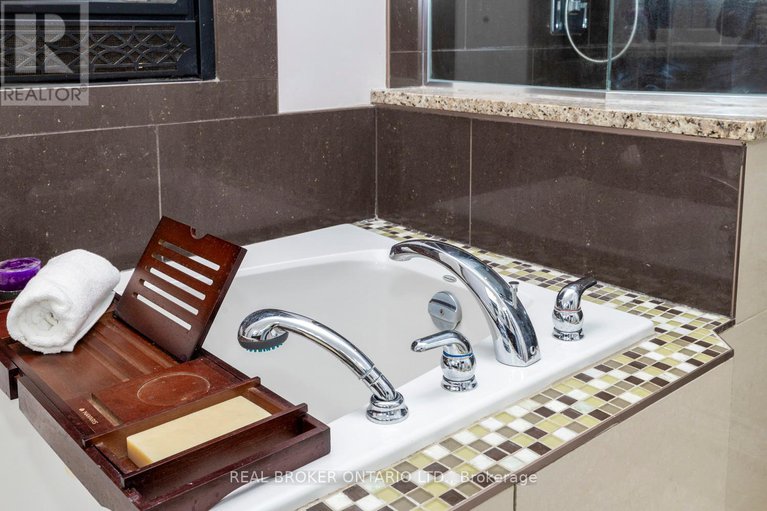 28546576/221-jensen-court/carp/ottawa/ontario/K0A1L0_28