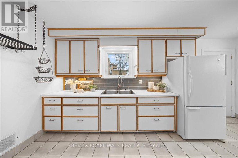 29391601/1446-woodward-avenue/carlington/ottawa/ontario/K1Z7W3_13