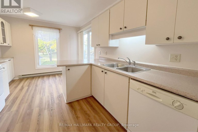 28920438/72-218-d-equestrian-drive/bridlewood/ottawa/ontario/K2M1E2_5