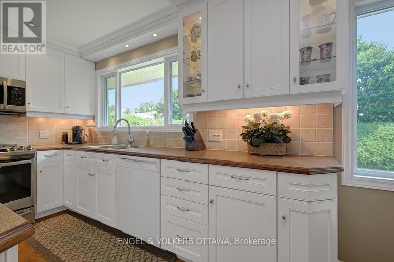 28812016/15-dickson-street/bruce-farmgraham-parkqualicumbellands/ottawa/ontario/K2H7H6_15