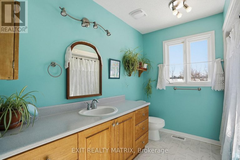 29367617/890-happy-hollow-road/vankleek-hill/champlain/ontario/K0B1R0_21