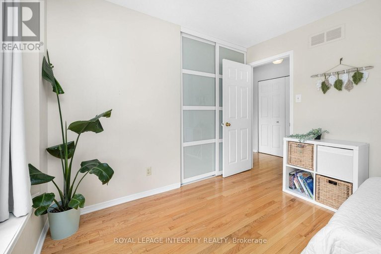 29474748/4-hackett-street/hunt-club-woods/ottawa/ontario/K1V0P8_23