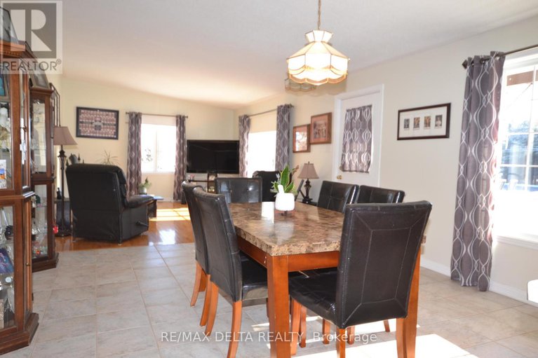 27844348/8254-county-road-17-road/clarencerockland-twp/clarence-rockland/ontario/K4K1K7_7