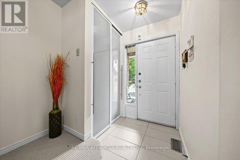 28543390/1293-parc-du-village-road/convent-glen-south/ottawa/ontario/K1C7B2_3