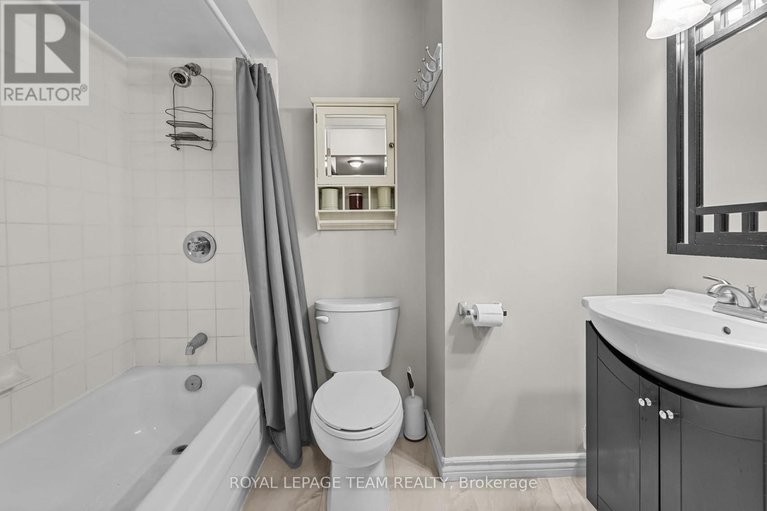 29603328/214-270-brittany-drive/viscount-alexander-park/ottawa/ontario/K1K4M3_17