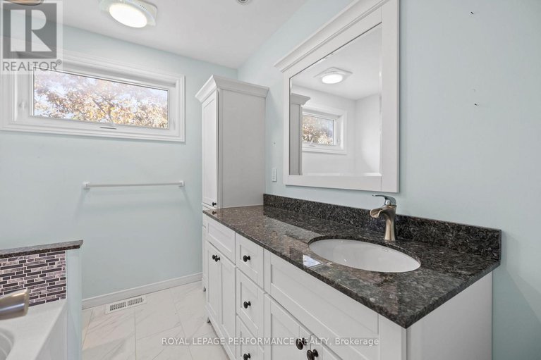 28857396/198-park-grove-drive/queenswood-heights-south/ottawa/ontario/K1E2T1_34
