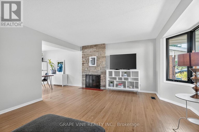 28771290/2405-dwight-crescent/hawthorne-meadows/ottawa/ontario/K1G1C7_11