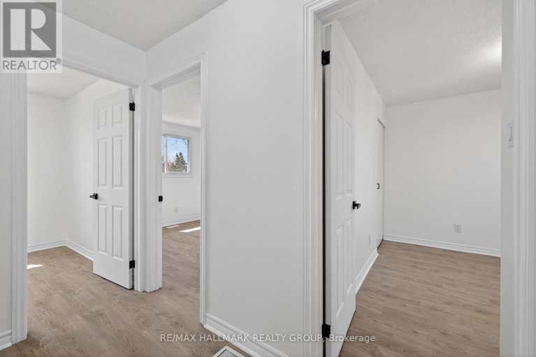 29664979/226-old-colony-road/glencairnhazeldean/ottawa/ontario/K2L1M7_26