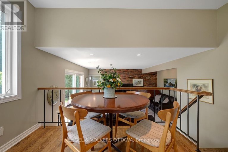 28812016/15-dickson-street/bruce-farmgraham-parkqualicumbellands/ottawa/ontario/K2H7H6_21
