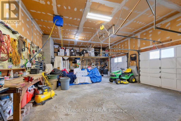 28365689/2765-quinn-road/emerald-woodssawmill-creek/ottawa/ontario/K1T3V4_36