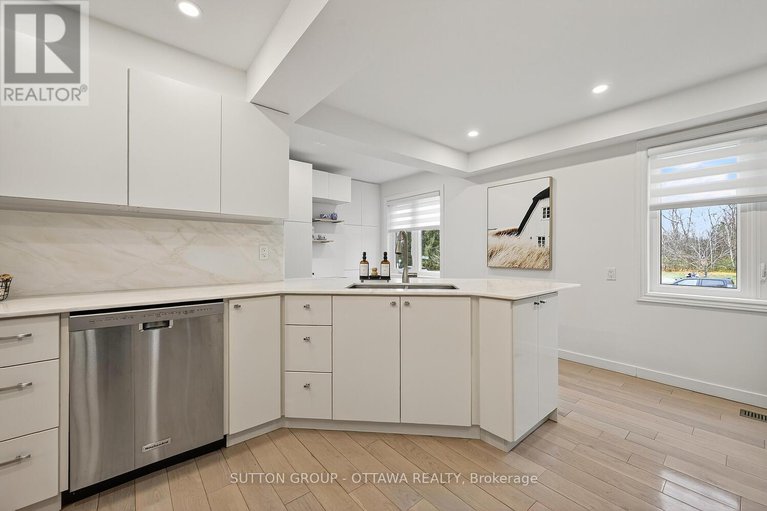 29116675/1-bayside-private/mooneys-bayriverside-park/ottawa/ontario/K1V9R3_6