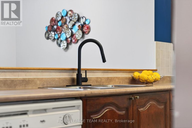 29651493/811-120-grant-carman-drive/mooneys-bayrevelstoke/ottawa/ontario/K2E1C8_13