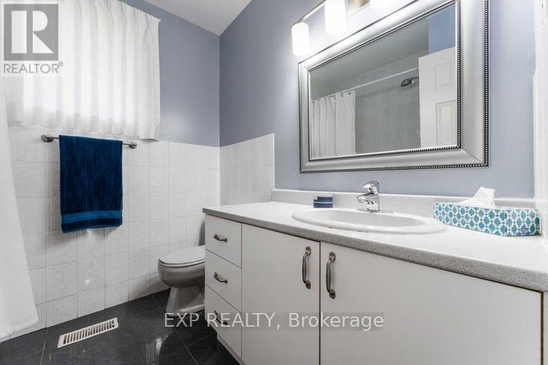 28608756/6-lyall-street/city-viewskylinefisher-heightsparkwood-hills/ottawa/ontario/K2E5G6_12