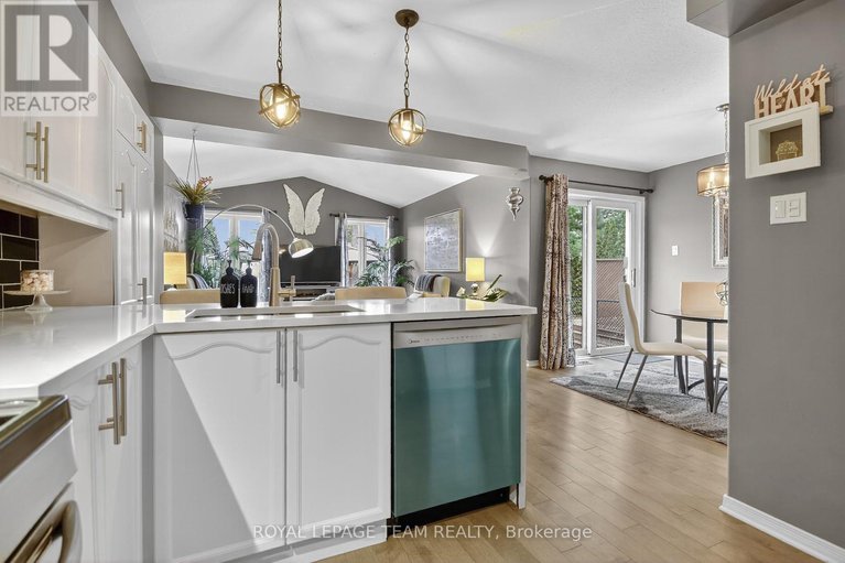 29115159/7-newcastle-avenue/morgans-grantsouth-march/ottawa/ontario/K2K2R2_18