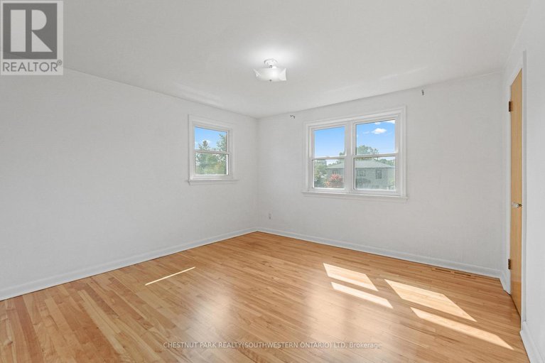 28850275/809-smyth-road-n/elmvale-acres/ottawa/ontario/K1G1P2_16