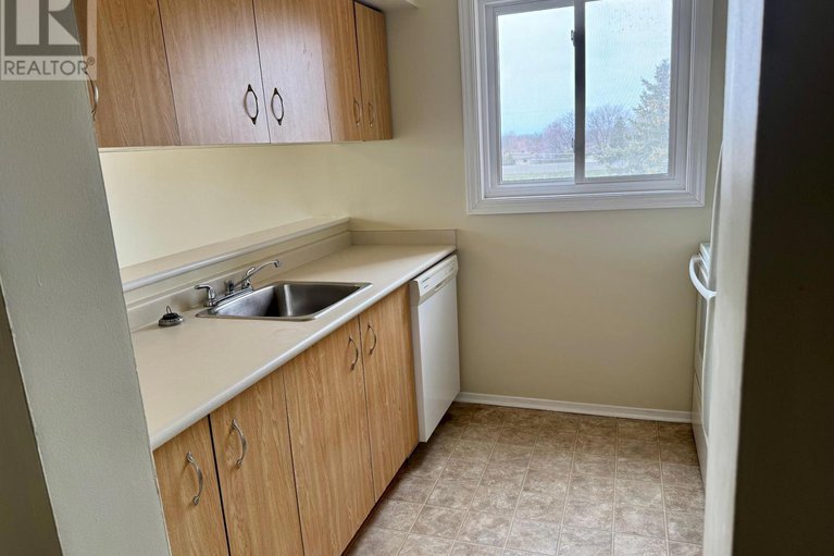 28502288/404-325-centrum-boulevard/bilberry-creekqueenswood-heights/ottawa/ontario/K1E3W8_3