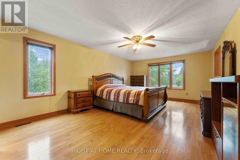 28765727/2-muirfield-gardens/cedar-hillorchard-estates/ottawa/ontario/K2R1B8_29