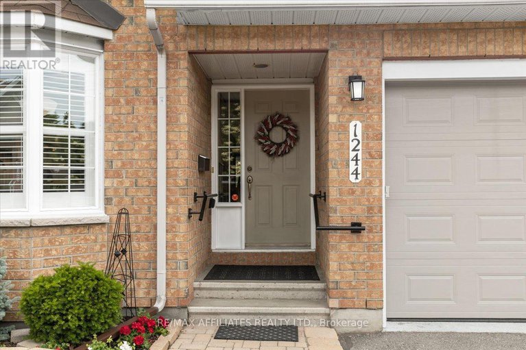 28528939/1244-foxborough-private-e/beaconwood/ottawa/ontario/K1J1E2_3