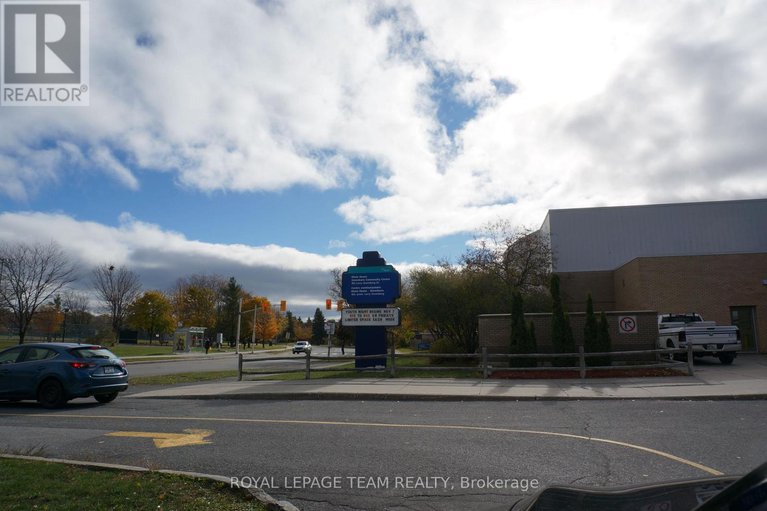 29211838/217-316-lorry-greenberg-drive/hunt-club-parkgreenboro/ottawa/ontario/K1T2P4_28