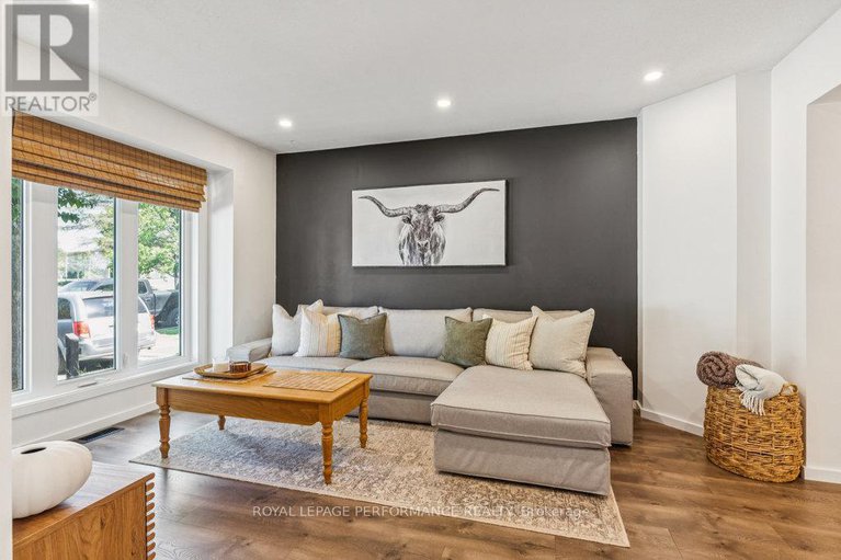 28749249/68-1732-shamandura-lane/orleanssunridge/ottawa/ontario/K1C6Z9_5