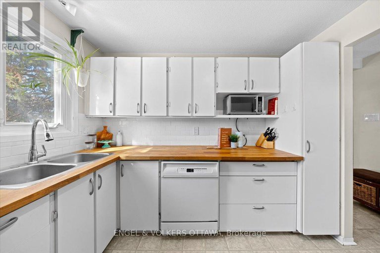 29422354/a-1753-lamoureux-drive/queenswood-heights-south/ottawa/ontario/K1E2N3_7