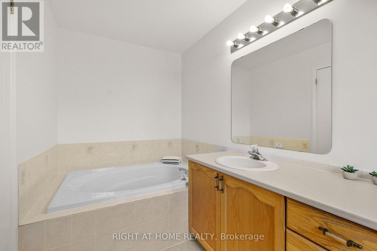 28515655/77-flowertree-crescent/emerald-meadowstrailwest/ottawa/ontario/K2M2R7_25