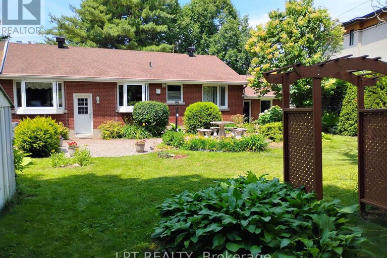 29429679/2302-lawn-avenue/woodroffe/ottawa/ontario/K2B7B4_15