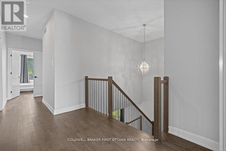 29049401/562-queen-mary-street/overbrookcastle-heights/ottawa/ontario/K1K1W1_12