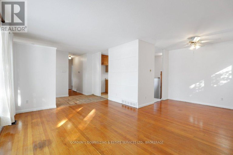 29327348/7-attwood-crescent/city-viewskylinefisher-heightsparkwood-hills/ottawa/ontario/K2E5B1_11