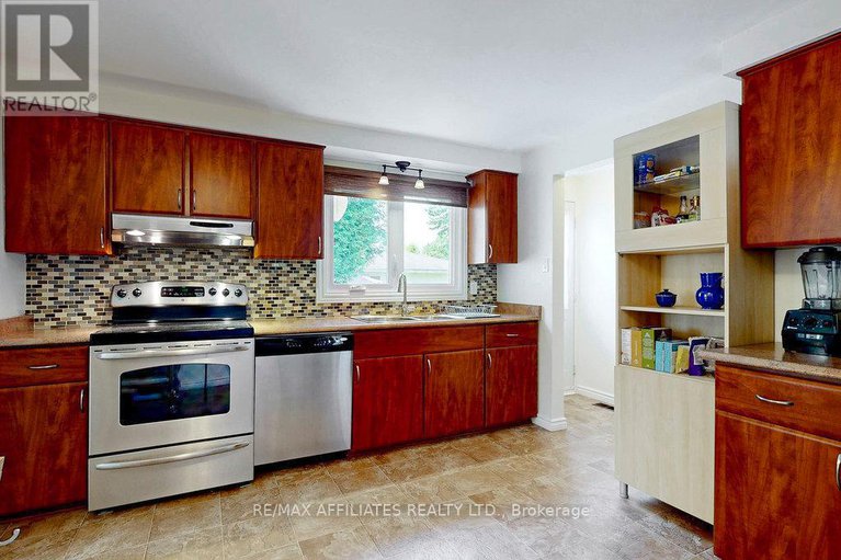28586266/22-red-maple-crescent/blackburn-hamlet/ottawa/ontario/K1B3Z4_15