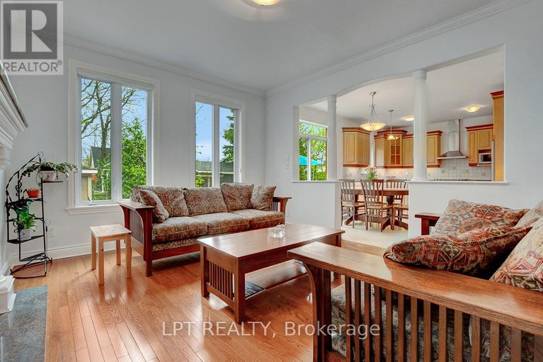 28311107/10a-ashburn-drive/borden-farmstewart-farmcarleton-heightsparkwood-hills/ottawa/ontario/K2E6N3_11